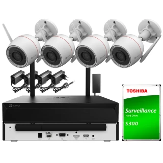 Zestaw do monitoringu Wi-Fi składający się z czterech kamer, rejestratora oraz dysku twardego Toshiba S300. Kamery są białe z czarnymi elementami, a rejestrator posiada różne porty i złącza na przednim panelu.