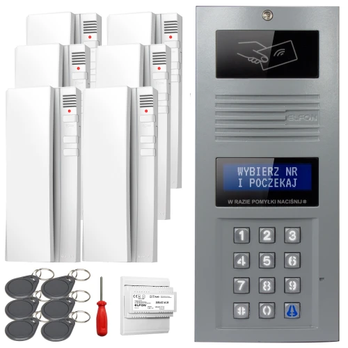 Zestaw domofonowy składający się z panelu z klawiaturą numeryczną i wyświetlaczem, pięciu białych unifonów, kluczyków zbliżeniowych, śrubokręta oraz modułu elektronicznego. Panel domofonowy jest w kolorze srebrnym z wyraźnym napisem na wyświetlaczu.