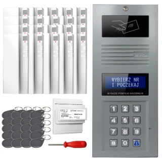 Zestaw domofonowy cyfrowy składający się z panelu z klawiaturą numeryczną, wyświetlaczem oraz zestawu breloków zbliżeniowych. W tle widoczne są elementy montażowe i śrubokręt.