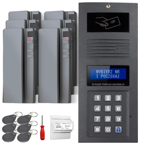 Zestaw domofonowy podtynkowy składający się z panelu z klawiaturą numeryczną i wyświetlaczem, kilku słuchawek domofonowych oraz akcesoriów takich jak breloki zbliżeniowe i śrubokręt. Panel posiada instrukcję "Wybierz nr i poczekaj" oraz symbol zbliżeniowy.
