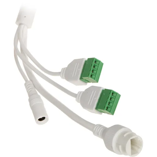 Zdjęcie przedstawia zestaw białych kabli z trzema złączami, w tym dwoma zielonymi terminalami i jednym białym złączem. Kable są przeznaczone do podłączenia kamer lub innych urządzeń elektronicznych.