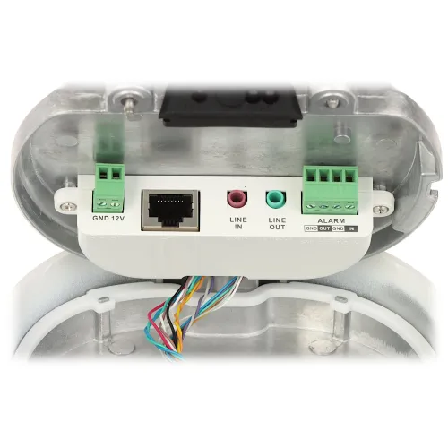 Zdjęcie przedstawia zbliżenie na panel złącz kamery, zawierający porty Ethernet, audio oraz złącza alarmowe. Widać również kolorowe przewody podłączone do złącz, umieszczone w metalowej obudowie.