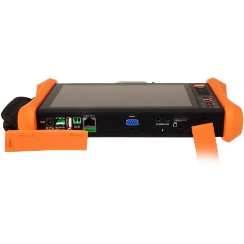 Urządzenie pomiarowe z pomarańczowymi osłonami ochronnymi posiada różnorodne złącza, w tym porty RJ45, VGA i inne wejścia/wyjścia. Widoczny jest ekran oraz przyciski funkcyjne po prawej stronie.