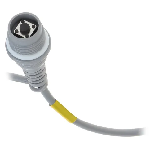 Zdjęcie przedstawia zbliżenie na szary kabel z okrągłym złączem na końcu, które posiada cztery otwory wokół centralnego przycisku. Kabel jest owinięty żółtą opaską w pobliżu złącza.
